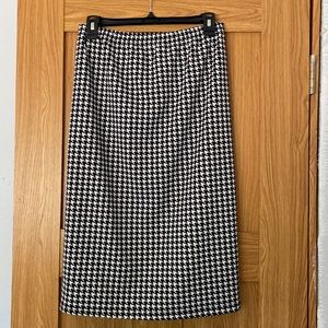 Nuggles 27” houndstooth pencil skirt